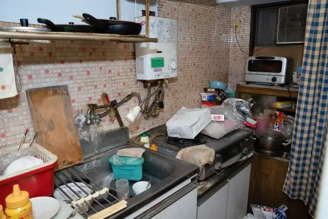 ゴミ屋敷の水回りから発生する悪臭の原因は?