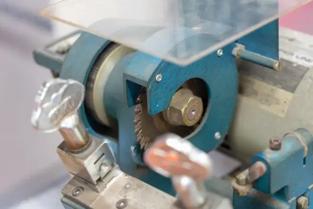 ディンプルキーなど鍵の種類によって合鍵作成の時間や費用はどれくらい違う?