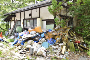 ゴミ屋敷と心の病気の関係とは？ためこみ症やセルフネグレクトの特徴と解決法を解説