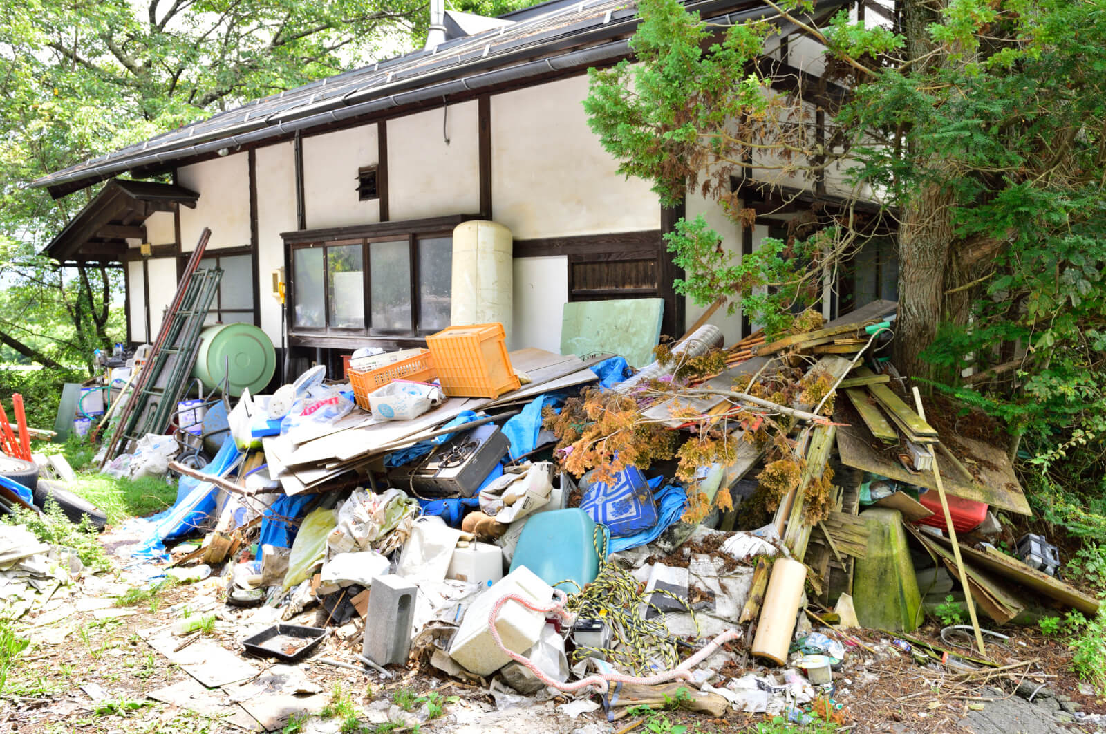 ゴミ屋敷と心の病気の関係とは?ためこみ症やセルフネグレクトの特徴と解決法を解説